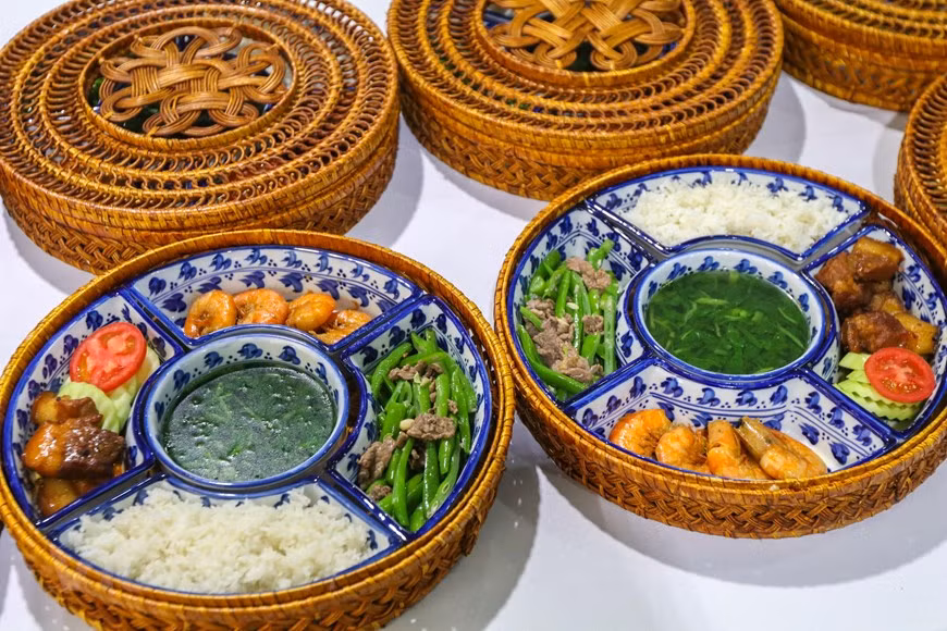 Take-out meals are prepared for busy journalists (Photo: VNA)