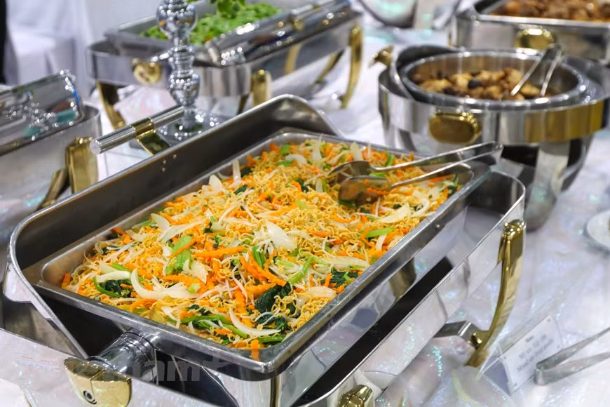 Both western and eastern food is served for free at the cafeteria (Photo: VNA)