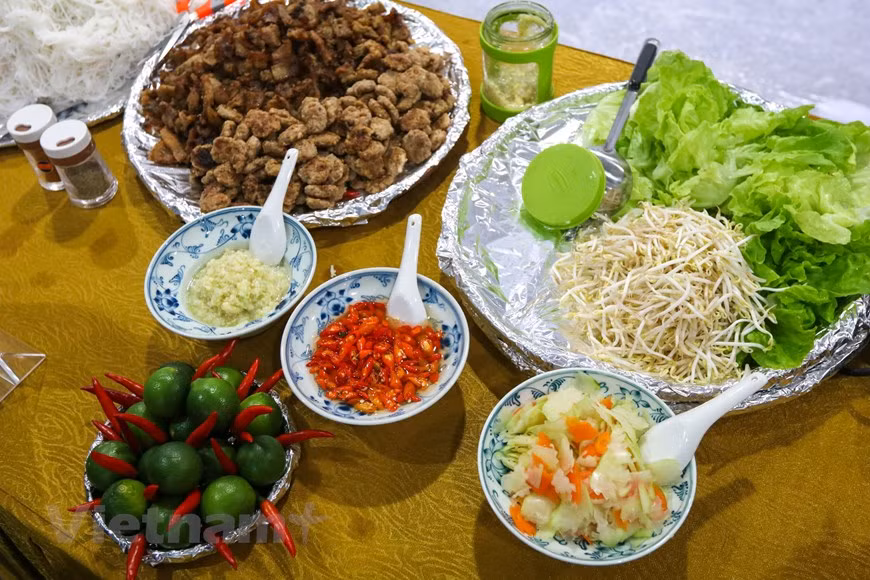 Hanoi’s traditional cuisine has its own section at the cafeteria (Photo: VNA) 