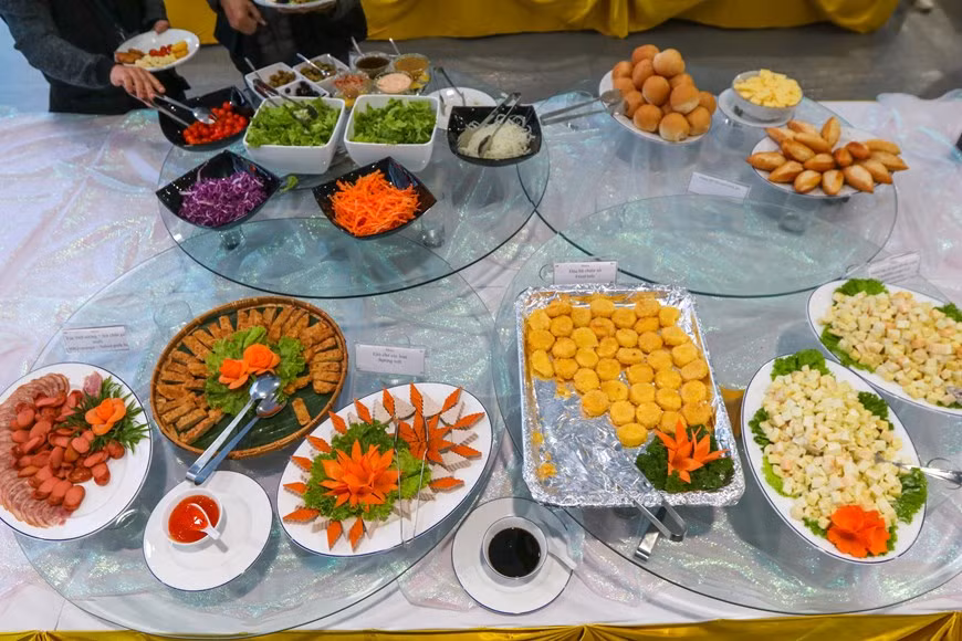 Both western and eastern food is served for free at the cafeteria (Photo: VNA)