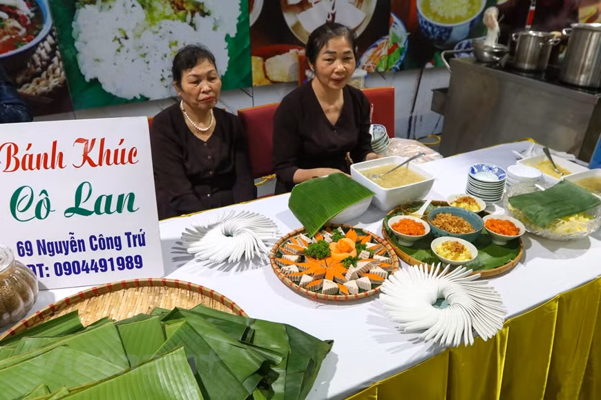 Cuisine artisans deliver their best dishes to journalists at the media centre (Photo: VNA)