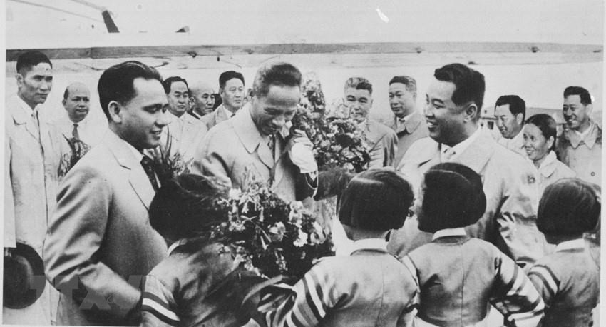 DPRK Premier Kim Il-sung (right) presides over the welcome ceremony for the Vietnamese Government delegation, led by Prime Minister Pham Van Dong, at Pyongyang Sunan International Airport, June 16, 1961 (Photo: VNA)