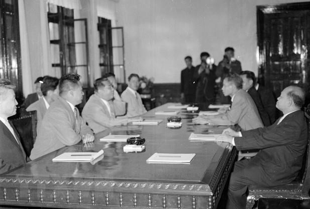 Prime Minister Pham Van Dong holds talks with Premier Kim Il-sung in Pyongyang as part of his official friendship visit to the DPRK, June 17, 1961 (Photo: VNA)