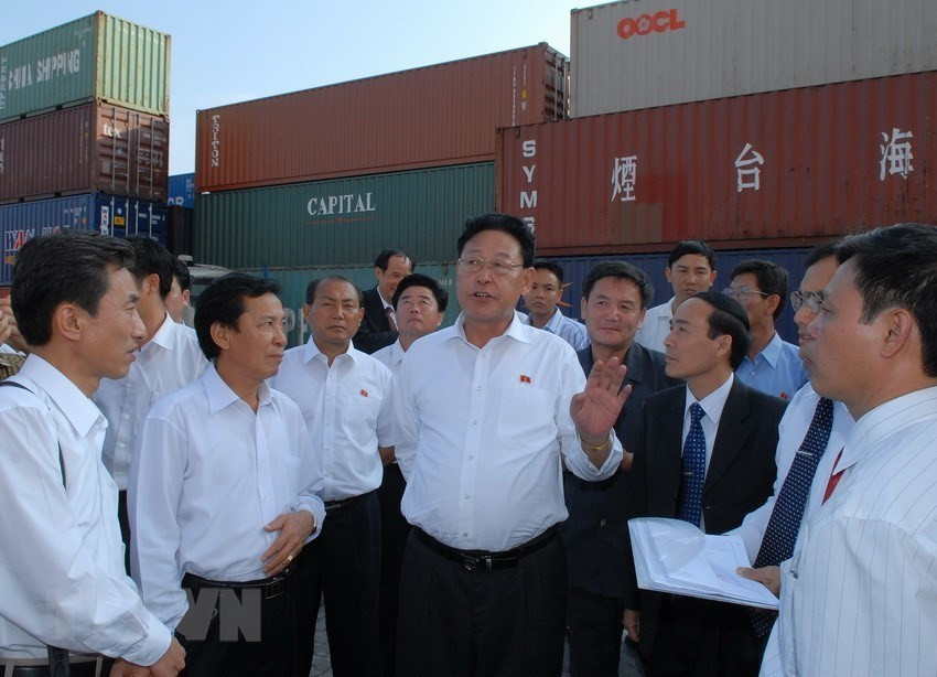 DPRK Premier of the Cabinet Kim Yong-il visits Hai Phong port, October 28, 2007 (Photo: VNA)