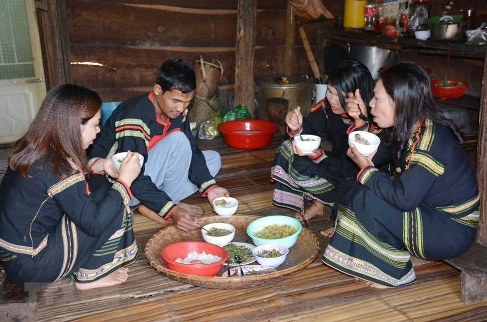 Yao leaf soup is served hot as the whole family gathers (Photo: VNA)