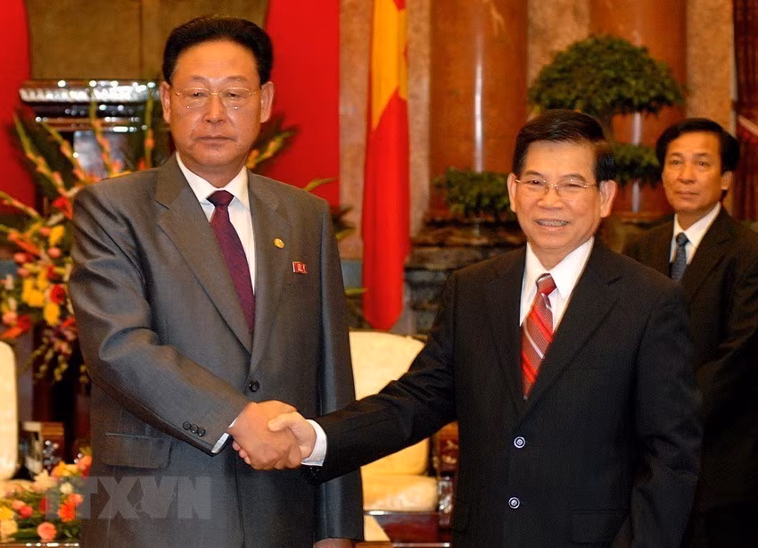 State President Nguyen Minh Triet receives DPRK Premier Kim Yong-il, October 29, 2007 (Photo: VNA)