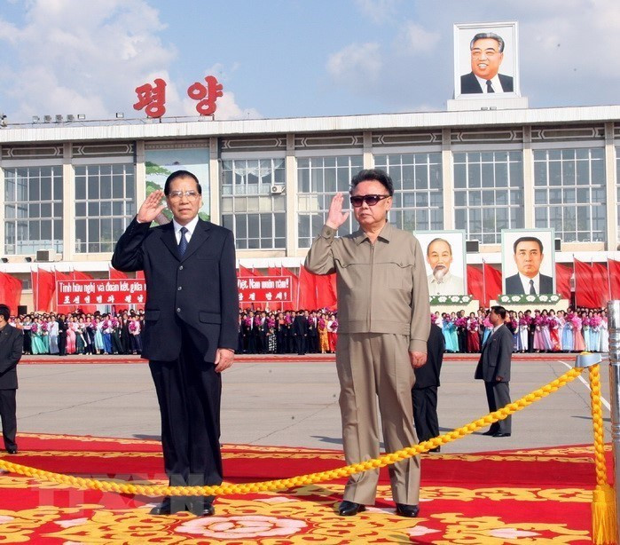 Party General Secretary of Vietnam Nong Duc Manh and Chairman of the Workers’ Party of Korea Kim Jong-il at a welcoming ceremony at Pyongyang Sunan International Airport, October 16, 2007 (Photo: VNA)