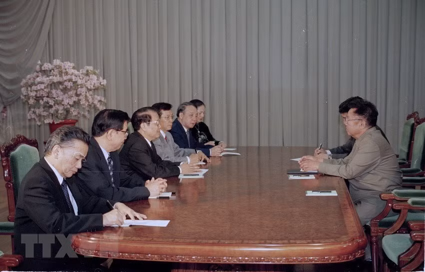 Chairman of the Workers' Party of Korea Kim Jong-il holds talks with President Tran Duc Luong in Pyongyang, May 4, 2002 (Photo: VNA) 
