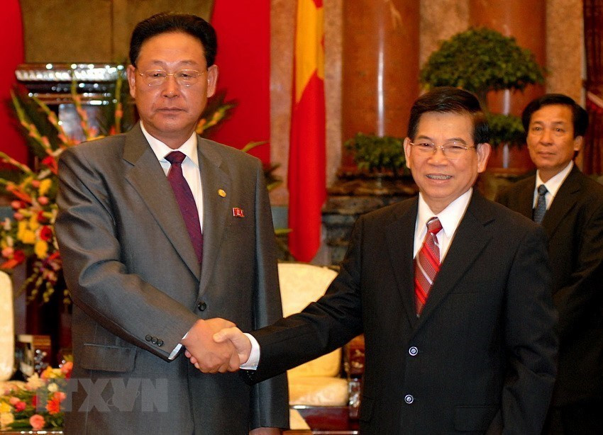State President Nguyen Minh Triet meets DPRK Premier of the Cabinet Kim Yong-il, October 29, 2007 (Photo: VNA)