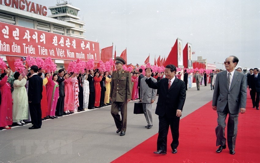 Welcoming ceremony at Pyongyang Sunan International Airport for President Tran Duc Luong, May 2, 2002 (Photo: VNA)