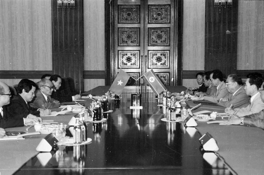 DPRK Chairman Kim Il-sung holds talks with President of the State Council Vo Chi Cong in Pyongyang, September 6, 1988 (Photo: VNA)