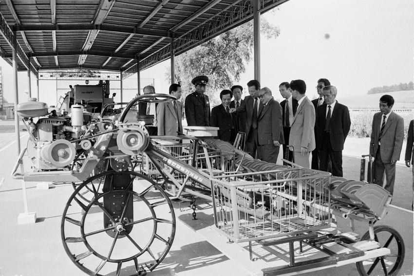President of the State Council Vo Chi Cong visits an exhibition of DPRK motorized products in Pyongyang, September 1988 (Photo: VNA)