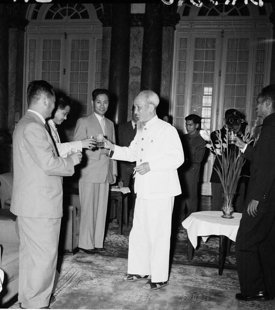 President Ho Chi Minh meets Premier Kim Il Sung at the Presidential Palace in Hanoi, November 28, 1958. Premier Kim Il Sung paid a friendship visit to Vietnam from November 27 to December 3, 1958 (Photo: VNA)