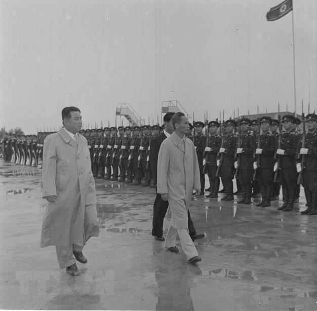 DPRK Premier Kim Il-sung presides over the welcome ceremony for the Vietnamese Government delegation, led by Prime Minister Pham Van Dong, at Pyongyang Sunan International Airport, June 16, 1961 (Photo: VNA)