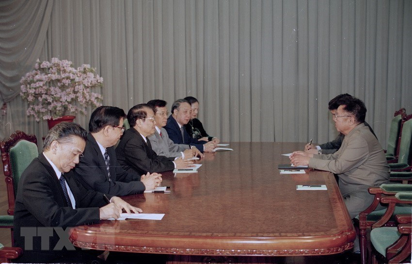 Chairman of the Workers’ Party of Korea Kim Jong-il holds talks with President Tran Duc Luong in Pyongyang, May 4, 2002 (Photo: VNA)