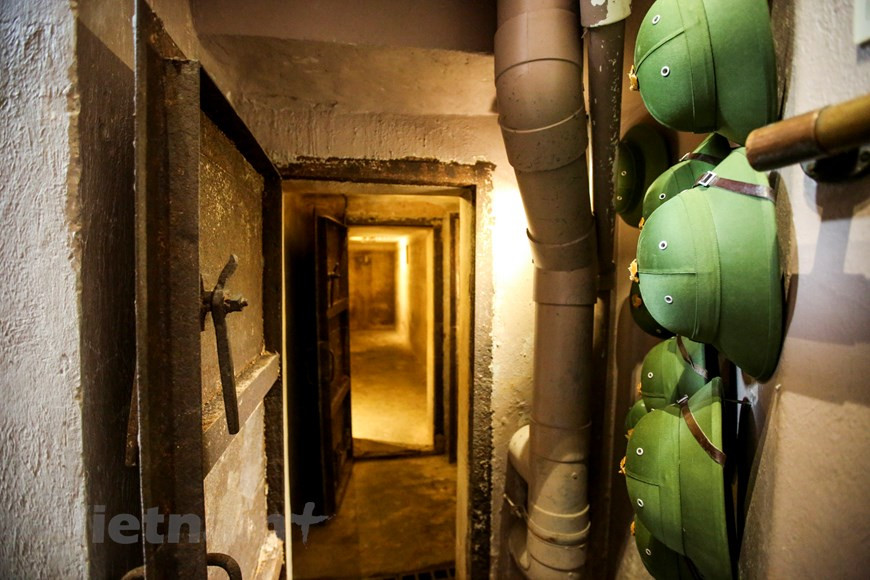 Flashlights and helmets are provided for visitors wanting to explore the bomb shelter (Photo: VNA)