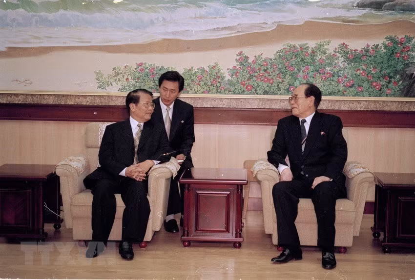President of the Presidium of the Supreme People's Assembly of DPRK Kim Yong-nam hosts a reception for President Tran Duc Luong in Pyongyang, May 3, 2002 (Photo: VNA)