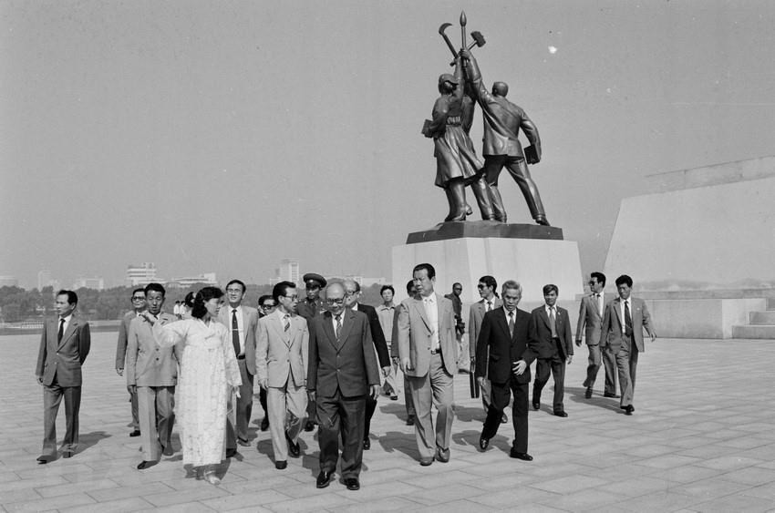 President of the State Council Vo Chi Cong visits Juche Tower in Pyongyang during his visit to the DPRK, September 1988 (Photo: VNA)