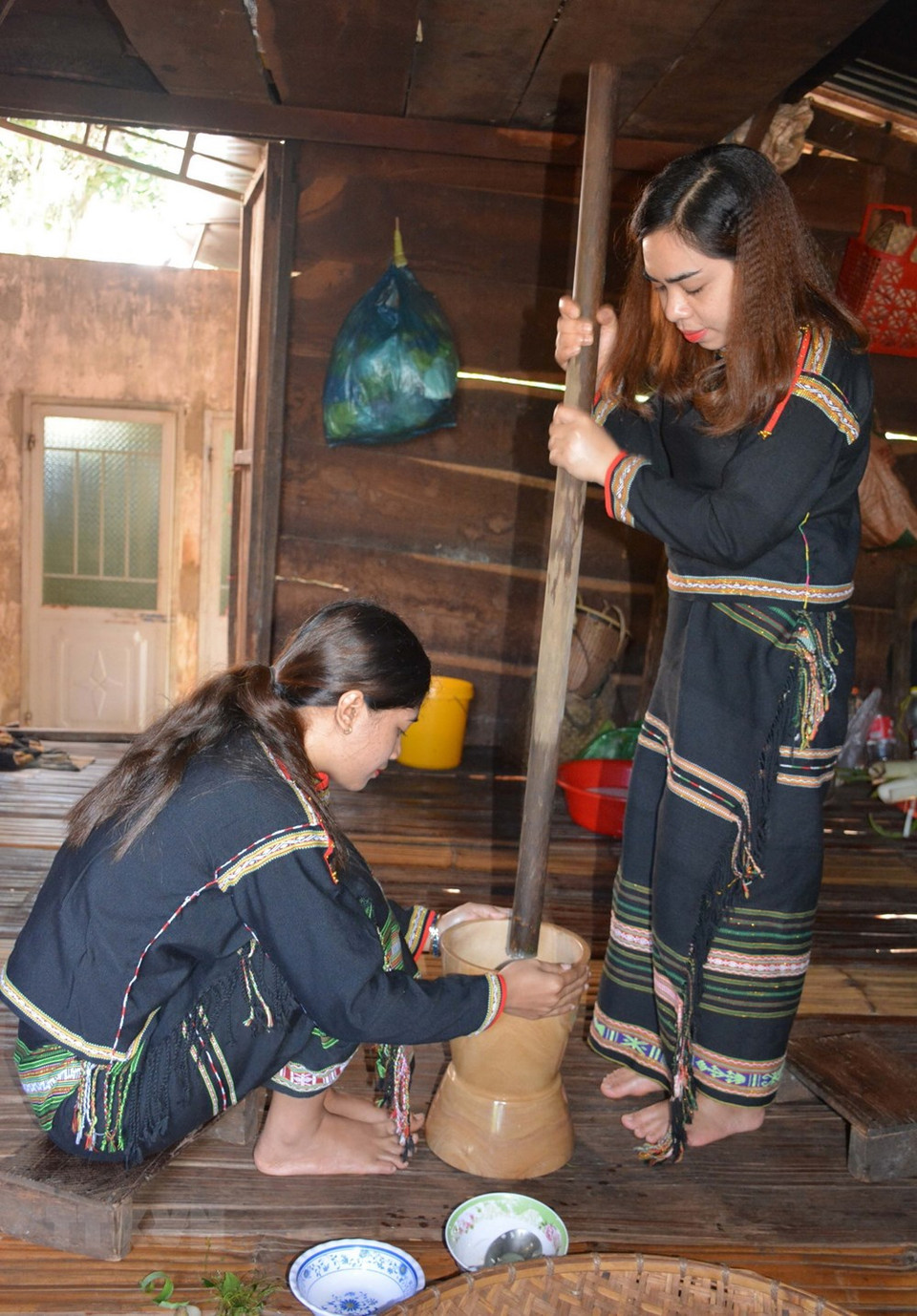 Yao leaves are pounded along with rice powder to create yao powder mixture (Photo: VNA)