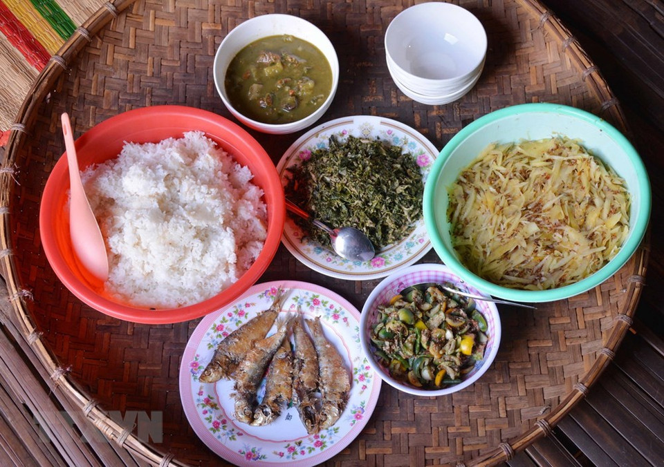 Ede ethnic people has their own traditional dishes for Tet holiday, which include grilled fish, bitter eggplant with ants, papaya with ants, yao leaf (a wild plant in the Central Highlands region) powder soup and rice (Photo: VNA)