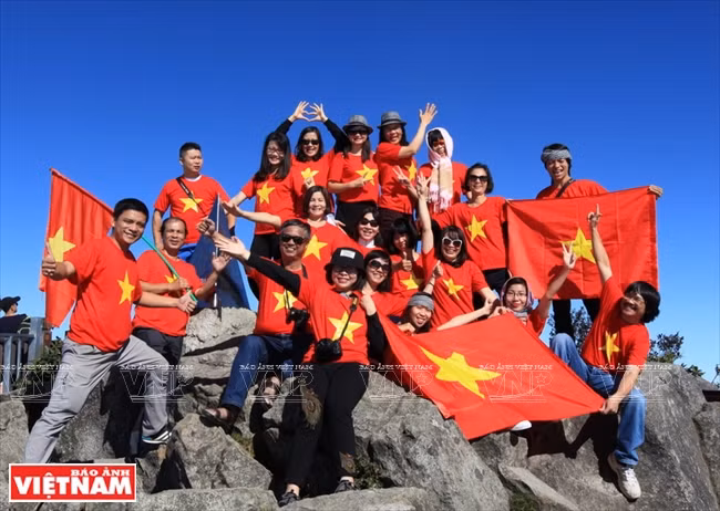 Thanks to the new cable car, more and more visitors have the opportunity to reach Fansipan summit with 3,143m height (Photo: VNA)