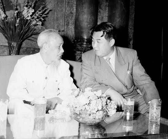 President Ho Chi Minh meets Premier Kim Il-sung at the Presidential Palace in Hanoi, November 28, 1958. Premier Kim Il Sung paid a friendship visit to Vietnam from November 27 to December 3, 1958 (Photo: VNA)