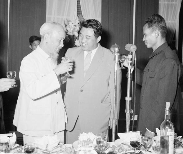 Prime Minister Pham Van Dong hosts a banquet in honour of Premier Kim Il-sung in Hanoi, November 29, 1958. President Ho Chi Minh attends the banquet (Photo: VNA)