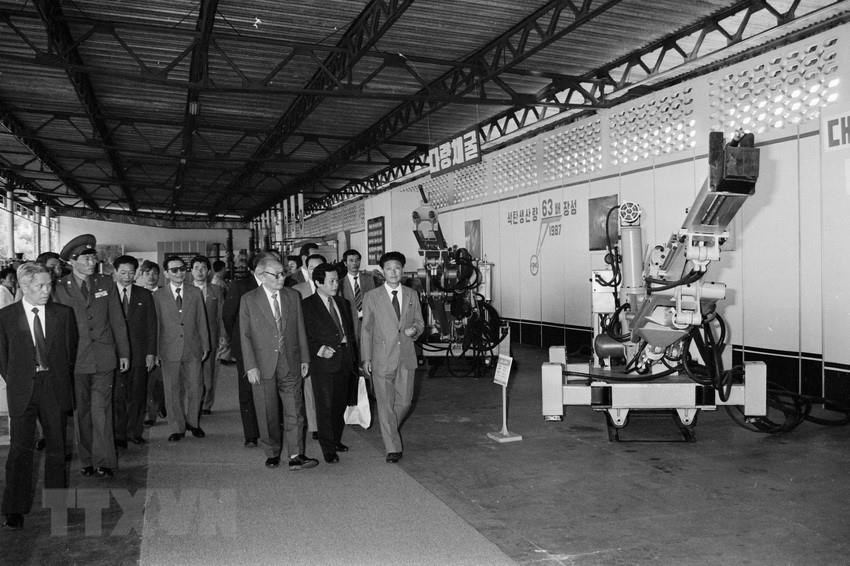 President of the State Council Vo Chi Cong visits an exhibition of DPRK’s socio-economic achievements, September 1988 (Photo: VNA)
