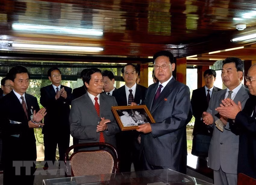 DPRK Premier Kim Yong-il visits President Ho Chi Minh’s stilt house in President Ho Chi Minh relic site in Hanoi, October 29, 2007 (Photo: VNA)