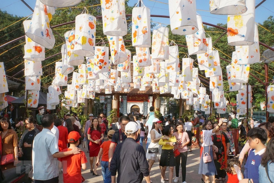 The scripts are written on beautiful do (poonah) paper and become symbols of good fortune (Photo: VNA)