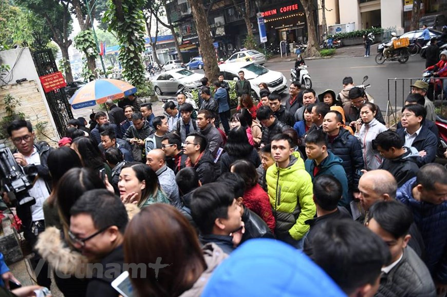 People wait in front of Vietnam Stamp Company for commemorative coins (Photo: VNA)