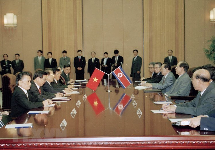 President Tran Duc Luong holds talks with President of the Presidium of the Supreme People's Assembly of the DPRK Kim Yong-Nam in Pyongyang, May 3, 2002 (Photo: VNA)