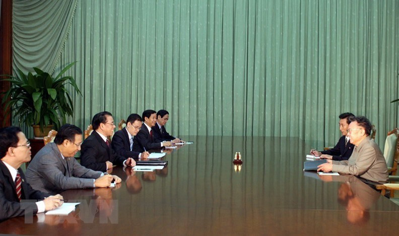 Party General Secretary Nong Duc Manh holds talks with Chairman of the Workers’ Party of Korea Kim Jong-il in Pyongyang, October 17, 2007 (Photo: VNA)