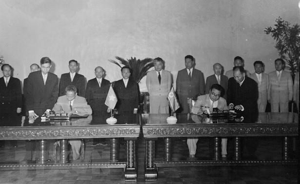 Prime Minister Pham Van Dong and Premier Kim Il-sung sign a joint statement between the two countries in Pyongyang, June 21, 1961 (Photo: VNA)