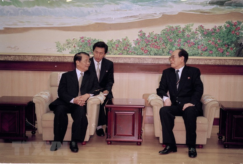 President of the Presidium of the Supreme People's Assembly of DPRK Kim Yong- nam hosts a reception for President Tran Duc Luong in Pyongyang, May 3, 2002. President Tran Duc Luong paid an official visit to the DPRK from May 2-5, 2002. (Photo: VNA)