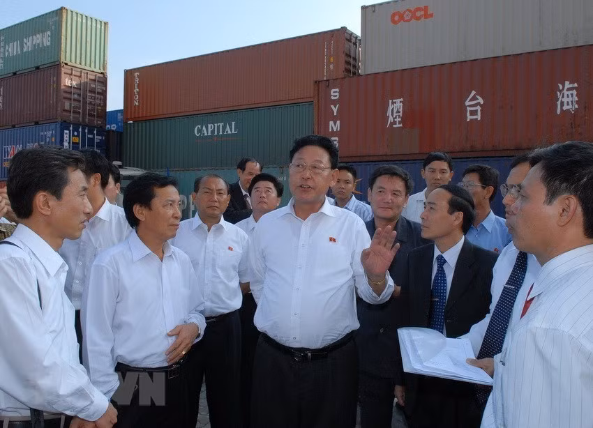 DPRK Premier Kim Yong-il visits Hai Phong port, October 28, 2007 (Photo: VNA)
