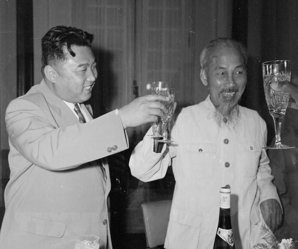 President Ho Chi Minh hosts a banquet in honour of Premier Kim Il-sung in Hanoi, November 30, 1958 (Photo: VNA)