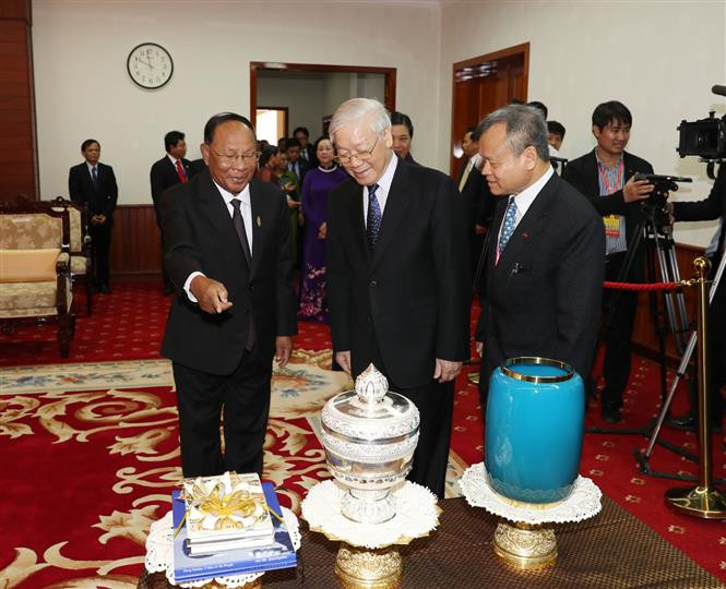 Party General Secretary and State President Nguyen Phu Trong and President of the Cambodian National Assembly Samdech Heng Samrin introduce and present gifts (Photo: VNA)