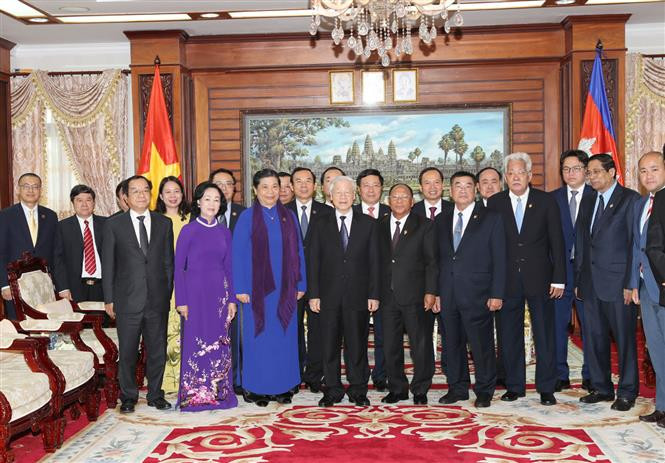 Party General Secretary and State President Nguyen Phu Trong and President of the Cambodian National Assembly Samdech Heng Samrin pose for group photos with delegates (Photo: VNA)