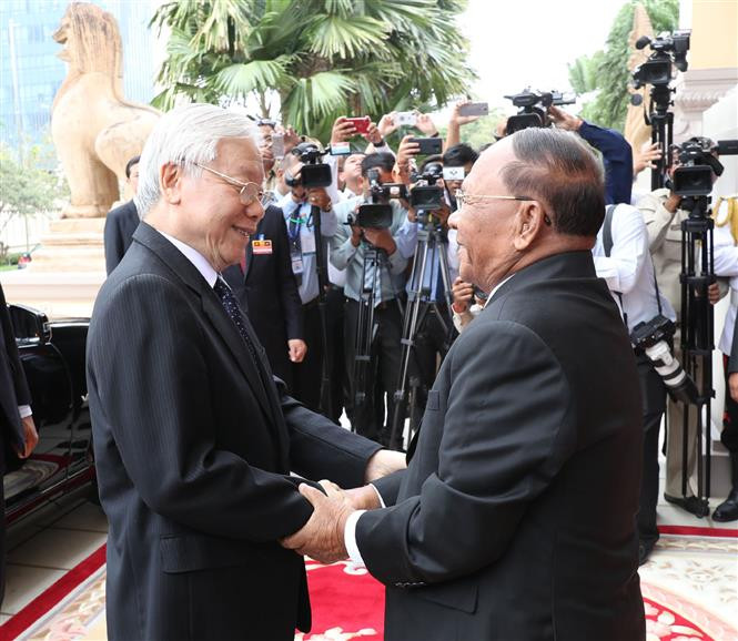 Party General Secretary and State President Nguyen Phu Trong meets President of the Cambodian National Assembly Samdech Heng Samrin in Phnom Penh, February 26, 2019 (Photo: VNA)