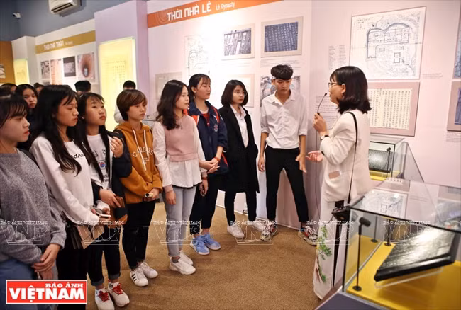 The documents give visitors a better understanding of the two heritage - Thang Long Imperial Citadel and woodblocks (Photo: VNA)