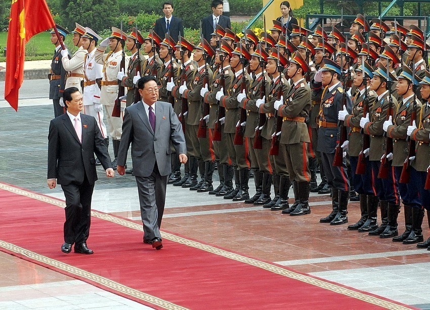 Vietnam’s Prime Minister Nguyen Tan Dung and DPRK Premier Kim Yong-il inspect the guard of honour at a welcoming ceremony at President Palace in Hanoi, October 27, 2007 (Photo: VNA)