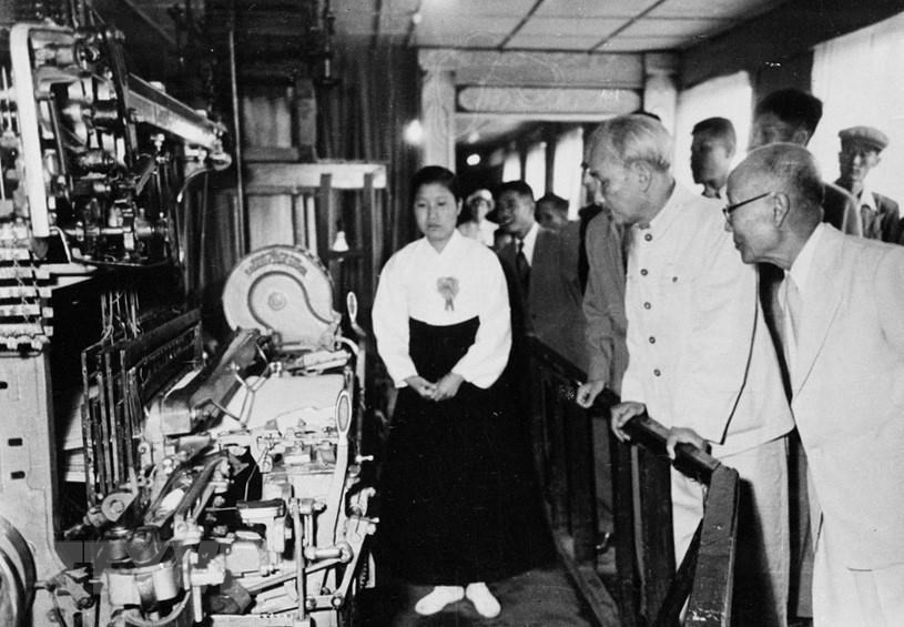President Ho Chi Minh visits an exhibition of DPRK economic achievements in Pyongyang, July 9, 1957 (Photo: VNA)