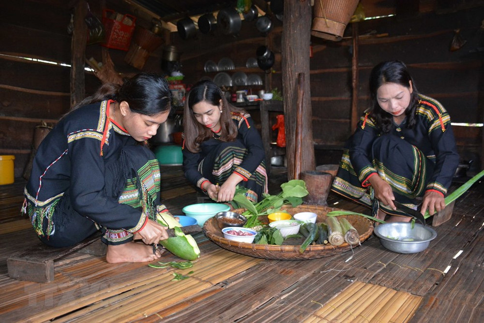 Ede women prepare yao leaf powder ingredients (Photo: VNA)