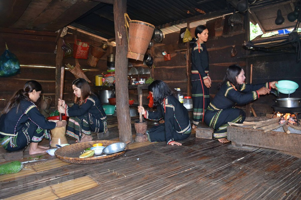 Ede women prepare yao leaf powder ingredients (Photo: VNA)