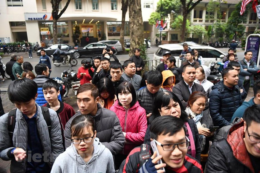 People wait in front of Vietnam Stamp Company for commemorative coins (Photo: VNA)