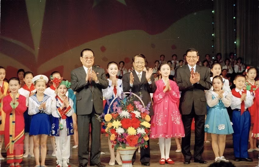 President Tran Duc Luong visits Children’s Palace in Pyongyang, May 3, 2002 (Photo: VNA)