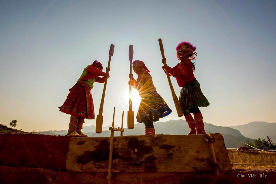 Local women ram earth to build a house. Once visiting Hoang Su Phi, tourists will also have a chance to learn about the culture of local ethnic groups (Photo: VNA)
