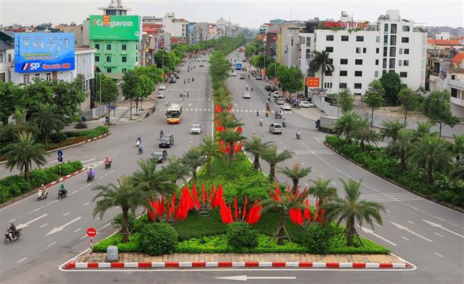 The streets of the capital Hanoi are decorated with flags, flowers, banners, and posters to celebrate the 76th anniversary of National Day (September 2nd, 1945 - 2021). (Photo: VNA)