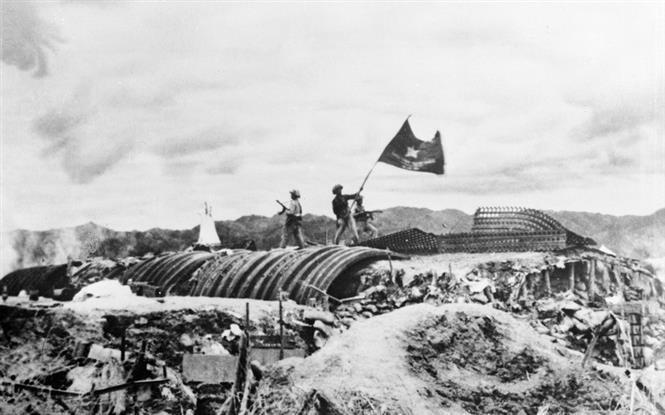 A soldier waves a Vietnamese flag on the top of General Christian de Castries’ bunker on May 7, 1954. Vietnam became known around the world for the Dien Bien Phu Victory, which “resounded throughout the five continents and was world-shaking”. (Photo: VNA Archives)